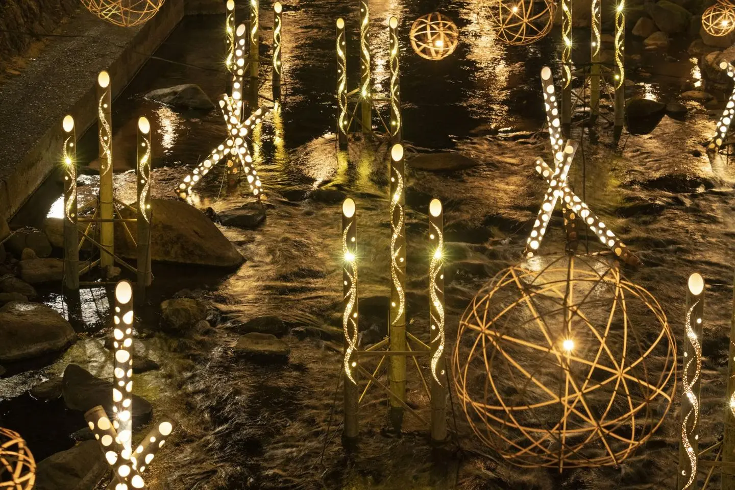 REAL KYUSHU WINTER GLOW LANTERN OF LIFE (HUISTEN BOSCH)