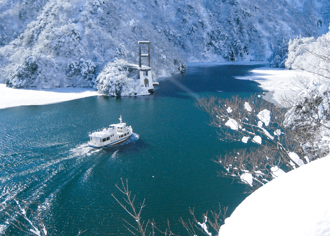 WHITE WINTER SNOW MOUNTAIN IN HAKUBA